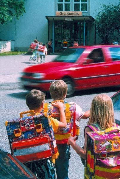 Autofahrer sollten an Schulen besonders vorsichtig fahren. Foto: Auto-Reporter/ADAC